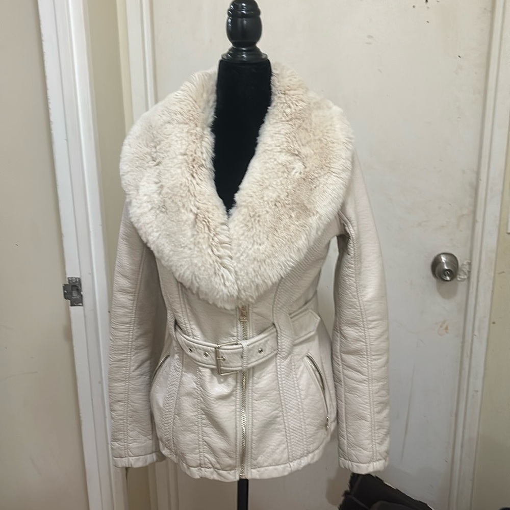 3️⃣3️⃣0️⃣ like new Guess white leather jacket